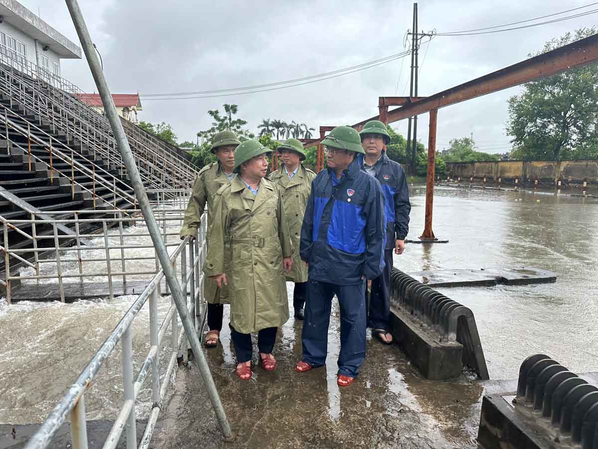 Permanent Vice Chairman of Nam Dinh Provincial People's Committee Tran Anh Dung inspects Quan Chuot pumping station area. Photo: Nguyen Tien