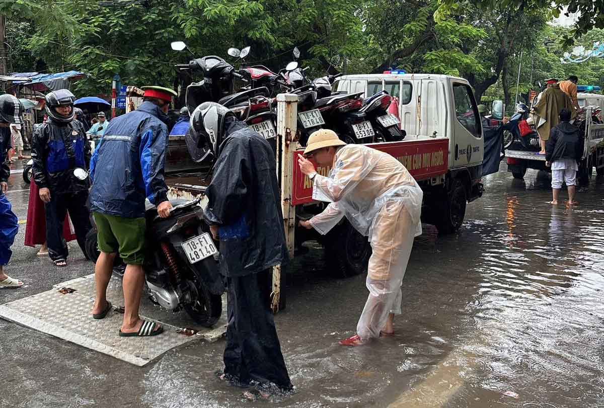 Lực lượng công an giúp người dân qua đường ngập lụt sáng 10.9. Ảnh: Công an tỉnh Nam Định