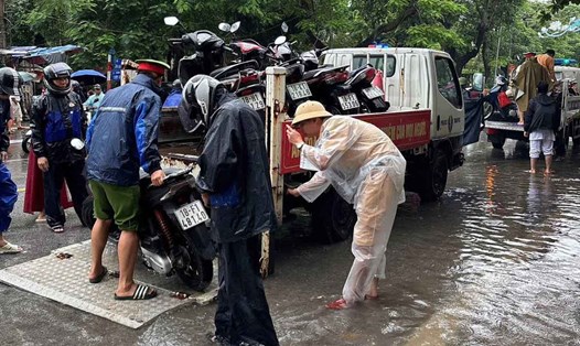 Lực lượng công an giúp người dân qua đường ngập lụt sáng 10.9. Ảnh: Công an tỉnh Nam Định