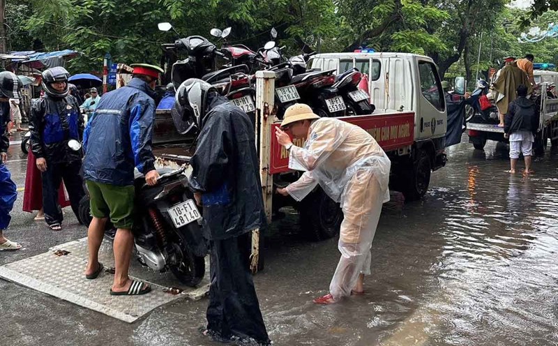 Lực lượng công an giúp người dân qua đường ngập lụt sáng 10.9. Ảnh: Công an tỉnh Nam Định
