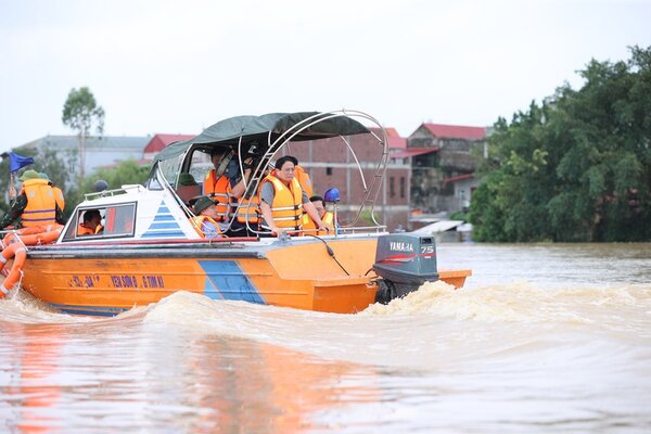 Thủ tướng Phạm Minh Chính thị sát, kiểm tra công tác ứng phó thiên tai tại xã Vân Hà, thị xã Việt Yên, tỉnh Bắc Giang đang bị cô lập - Ảnh: VGP/Nhật Bắc  