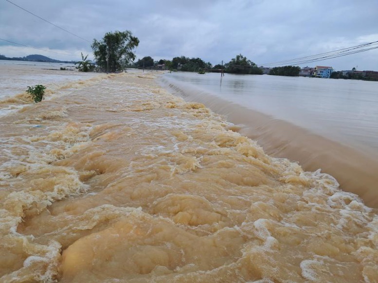 Van Ha Commune, Viet Yen District, is a commune located along the Cau River, with a population of 9,000, and is currently isolated - Photo: VGP/Nhat Bac  