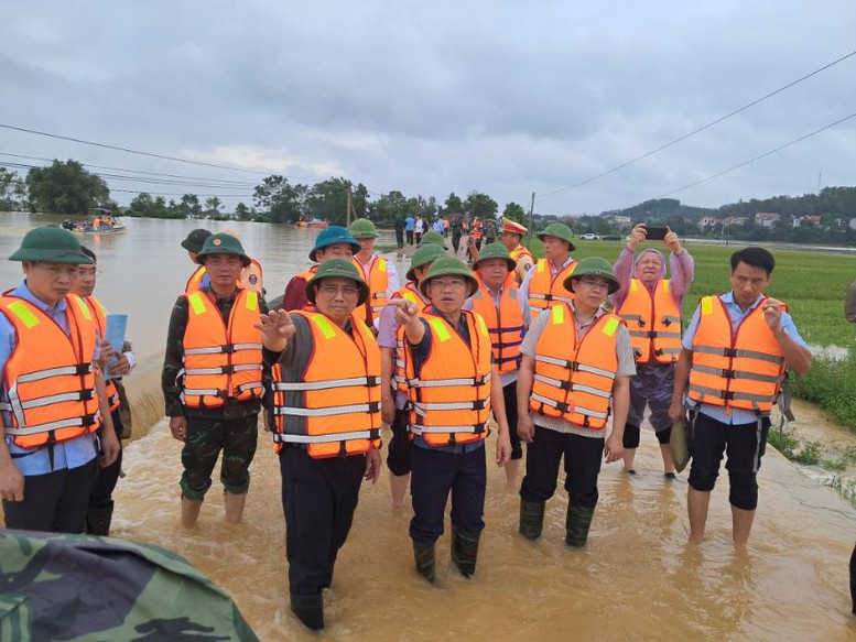 The Prime Minister requested strict control, guidance, and support to ensure traffic safety, especially in areas with deep flooding, fast-flowing water, and areas at risk of landslides - Photo: VGP/Nhat Bac