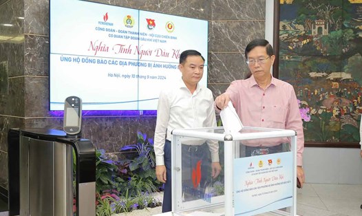 Các đồng chí lãnh đạo và cán bộ, công nhân viên Petrovietnam tham gia quyên góp, ủng hộ. Ảnh: PVN.