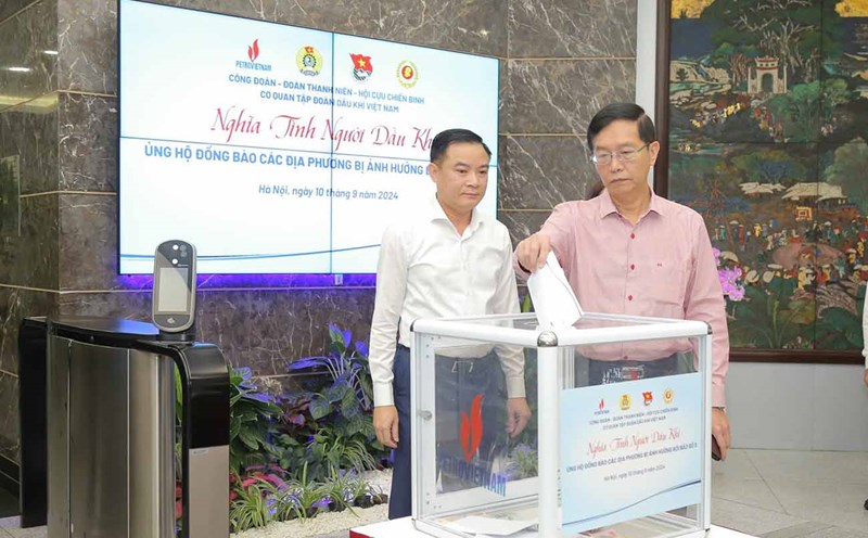 Các đồng chí lãnh đạo và cán bộ, công nhân viên Petrovietnam tham gia quyên góp, ủng hộ. Ảnh: PVN.