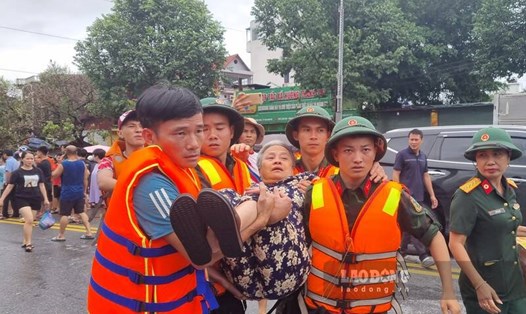 Giải cứu người dân mắc kẹt tại TP Thái Nguyên. Ảnh: Lam Thanh