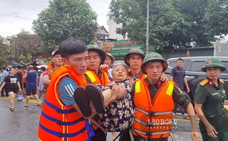 Giải cứu người dân mắc kẹt tại TP Thái Nguyên. Ảnh: Lam Thanh