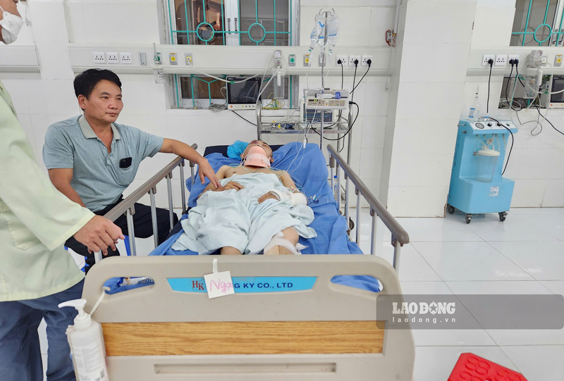 Mr. Ngoc is currently being treated in the emergency room of Cao Bang Provincial General Hospital.