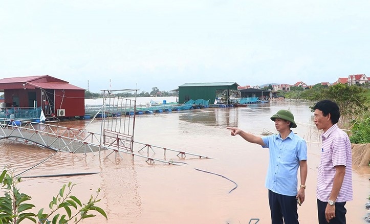 Chủ tịch UBND huyện Nam Sách chỉ đạo xử lý tình huống khi nước lũ dâng cao. Ảnh: Đài Nam Sách, Hải Dương