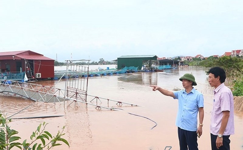 Chủ tịch UBND huyện Nam Sách chỉ đạo xử lý tình huống khi nước lũ dâng cao. Ảnh: Đài Nam Sách, Hải Dương
