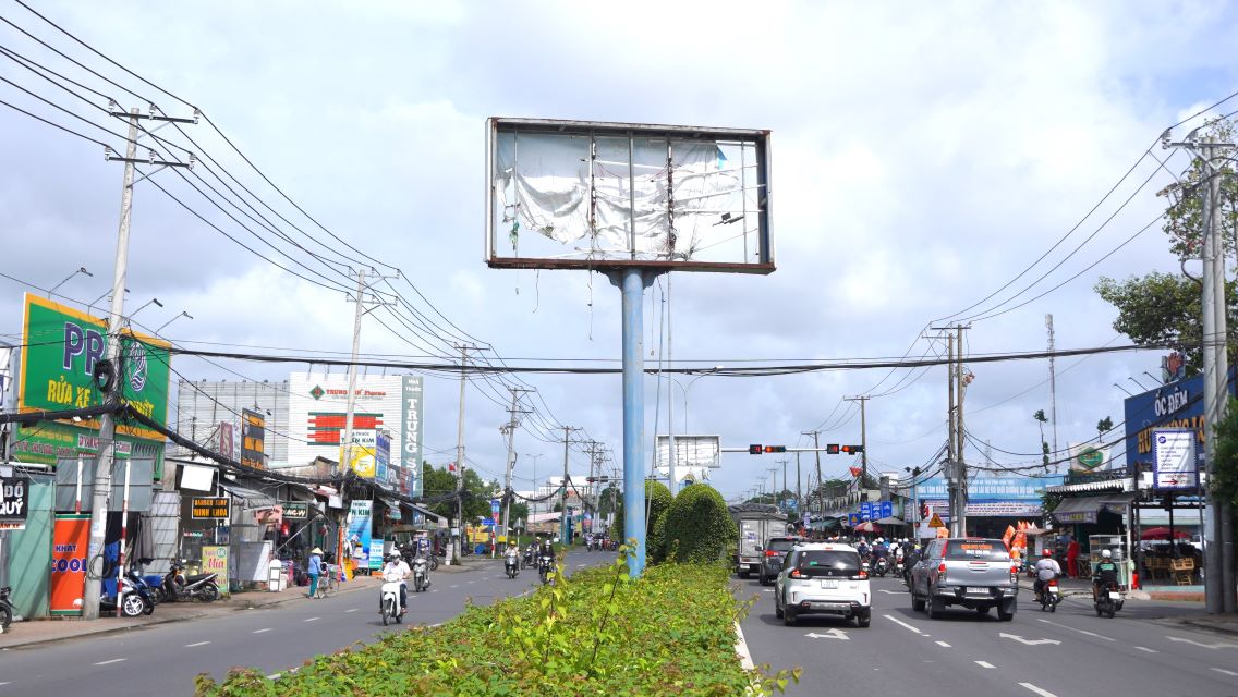 Reporting to Lao Dong Newspaper, residents living on Nguyen Van Linh Street, Ninh Kieu District, Can Tho City said that the welcome panels along this street are currently damaged, posing a potential risk of accidents for road users.