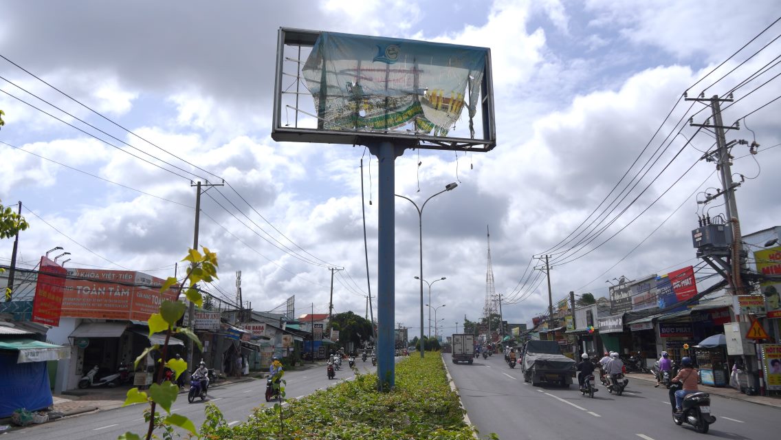 Speaking to Lao Dong on the afternoon of September 10, Mr. Nguyen Minh Tuan - Director of the Department of Culture, Sports and Tourism of Can Tho City - informed that the Department has requested districts to review the above issue. Accordingly, for state-owned billboards and advertising signs, the districts will directly fix them; for corporate billboards and advertising signs, the corporate will fix them.