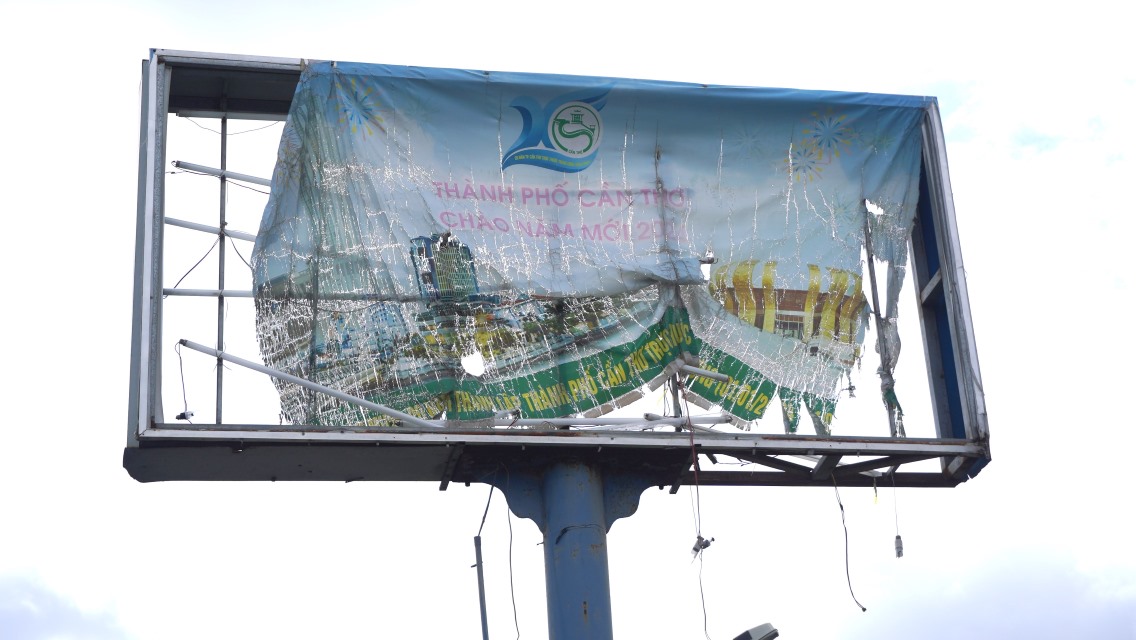 A series of billboards celebrating the 20th anniversary of Can Tho City being directly under the Central Government were torn, shabby, with only the frames left, many of which were rusted.