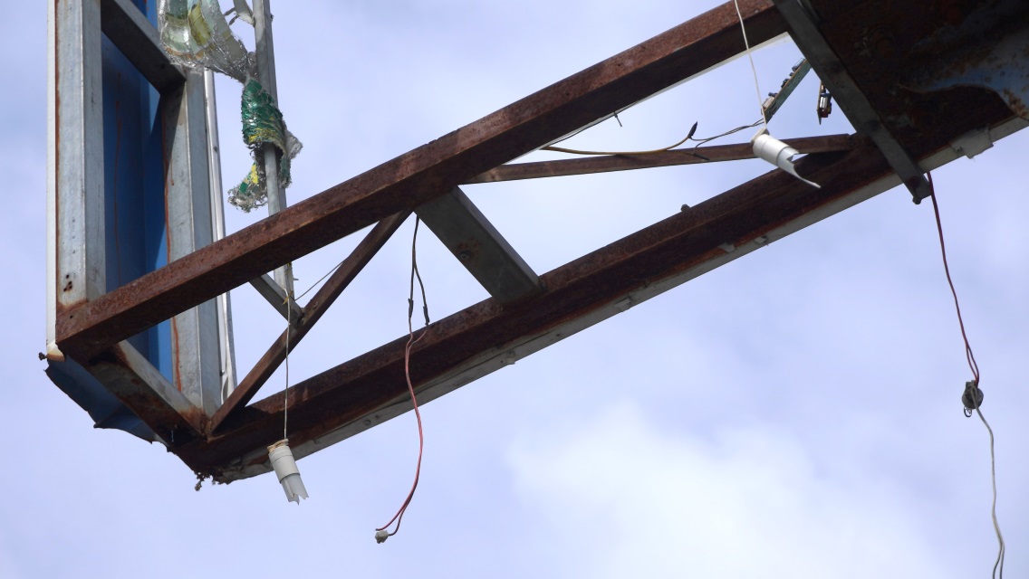 “I am afraid that the light bulbs hanging on the iron frames could accidentally fall and hit a pedestrian, which is very dangerous, while this is one of the main roads in the city center, with a lot of traffic,” said Mr. Thanh.