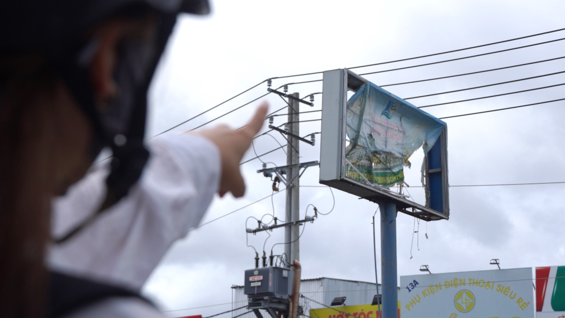 A resident living on Nguyen Van Linh Street said that these panels were already damaged, but after the recent days of heavy rain, strong winds and storms, the panels have been damaged even more. “I really hope that the authorities will soon repair these panels, so that I and everyone else can travel safely, and at the same time create beauty for the urban landscape,” this resident shared.