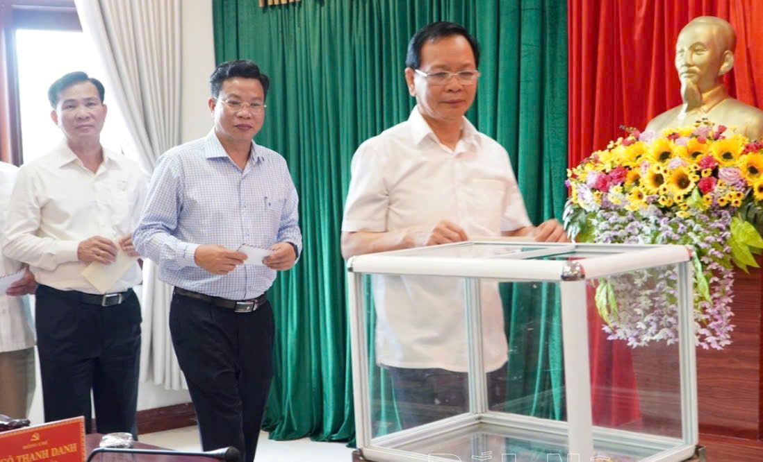 Lãnh đạo tỉnh Đắk Nông tham gia quyên góp, ủng hộ đồng bào bị thiệt hại do bão. Ảnh: Phan Tuấn