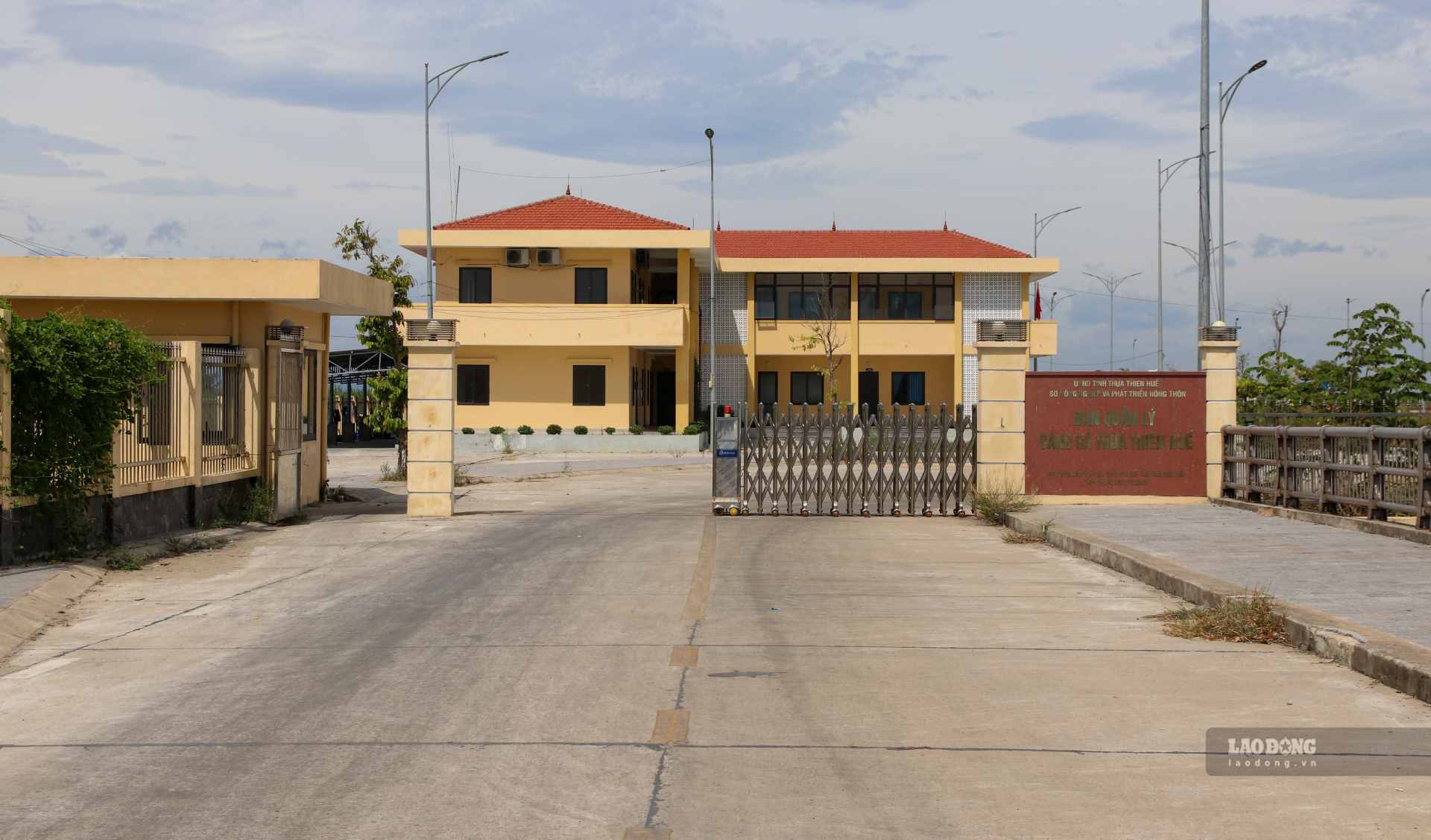 Thuan An fishing port is the largest fishing port in Thua Thien Hue province. The project was built more than 10 years ago and has become overloaded due to the rapid increase in the number of local fishing boats.