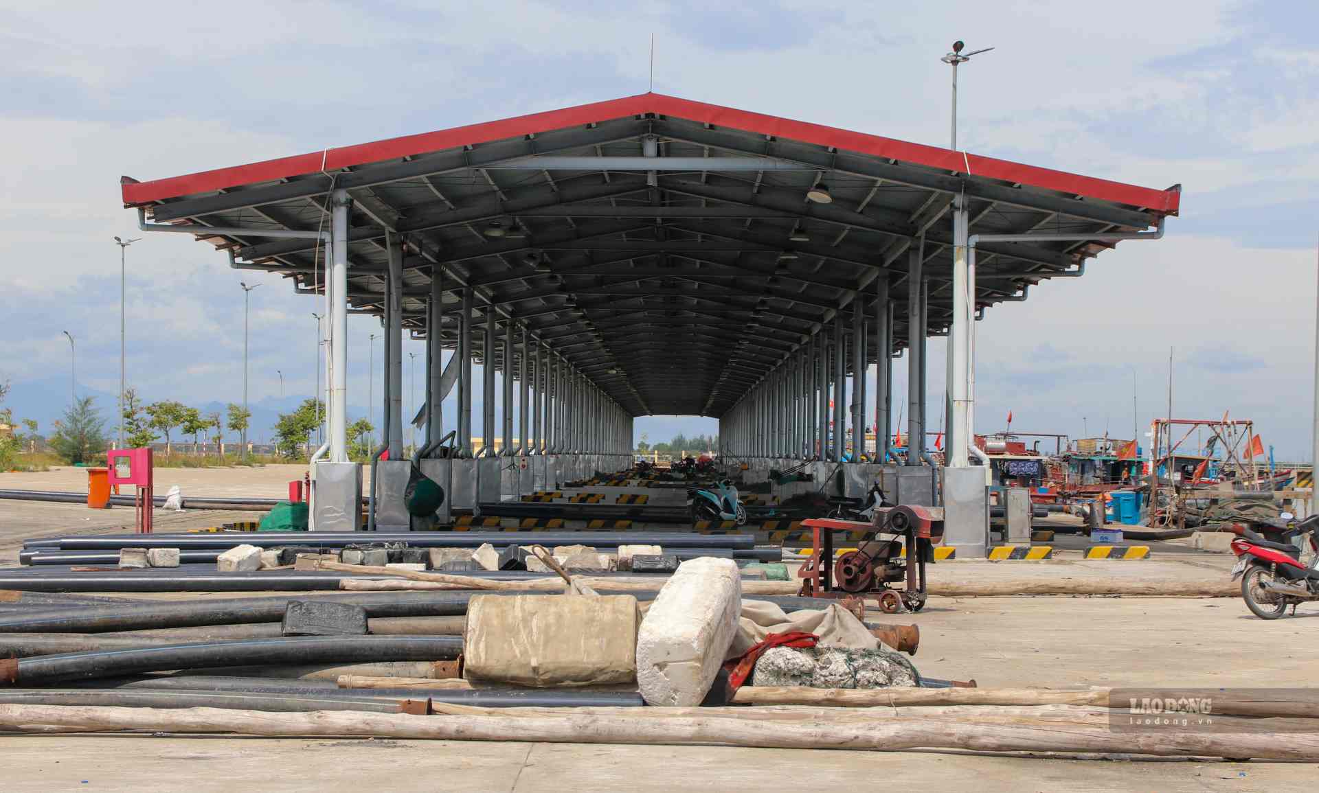 It is worth mentioning that during the process of submitting procedures to competent authorities to announce the opening of the port for Thuan An fishing port, specialized agencies discovered that this fishing infrastructure project, although implemented 5 years ago, had not yet had a decision on land and water allocation.