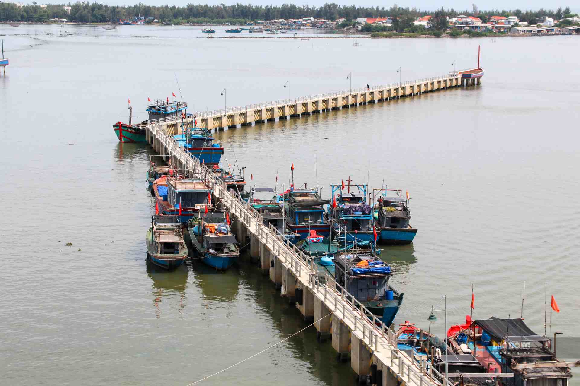 Based on the stable old status, the relevant departments and branches have submitted and the Provincial People's Committee has considered and approved the investment decision for the Thuan An fishing port project.