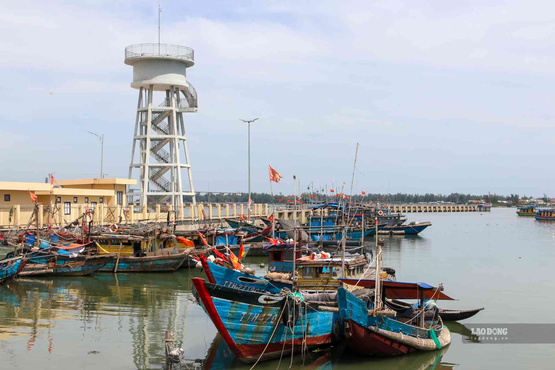 According to Mr. Phuc, during the project implementation process on the land and water surface of the old port with stable boundaries, we did not think that we had to go through the procedures to apply for land use rights and land allocation for implementation. Only when we went through the procedures to apply for the announcement of the opening of Thuan An fishing port, did we discover that we needed a decision to grant land and water surface use rights, and therefore had to make additional arrangements.