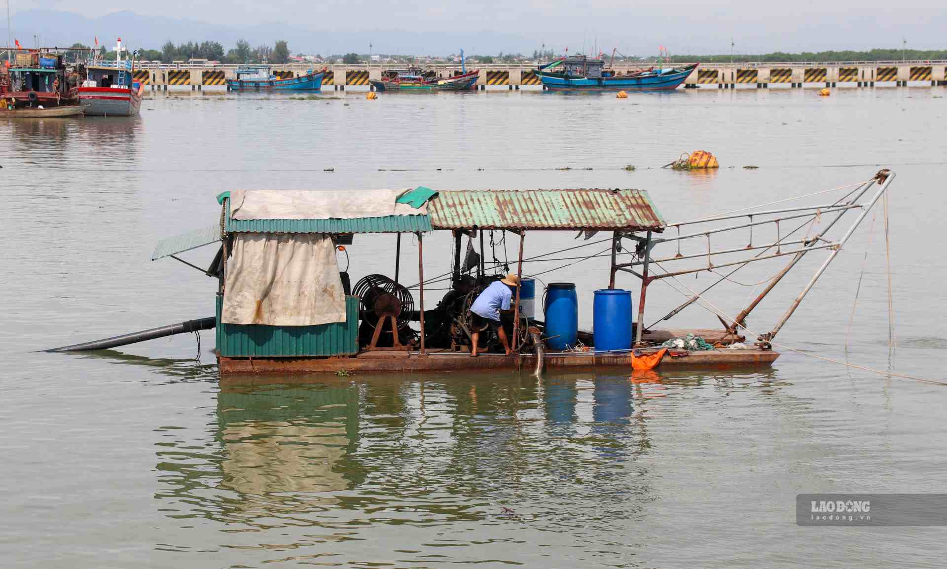 In addition, the Thuan An fishing port project is still stuck in the current situation of the channel not being dredged, causing difficulties for fishing boats entering and leaving the port. This is also a cause affecting the procedures for applying for the announcement of the opening of the port for Thuan An fishing port.