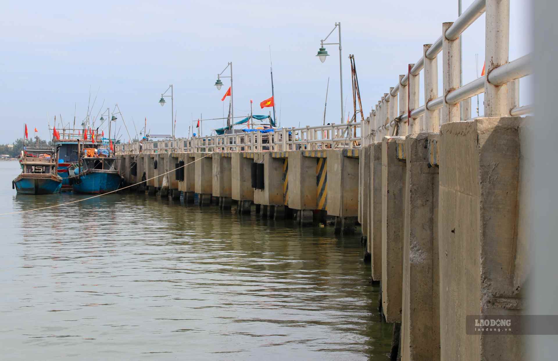 However, the project is behind schedule and will not be completed until the end of 2023; at the same time, the project will be handed over to the Thua Thien Hue Fishing Port Management Board for management.