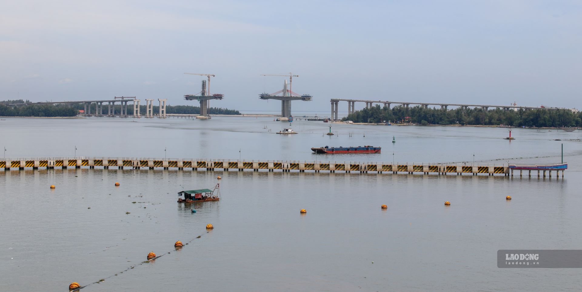 It is expected that after completion, Thuan An port will ensure the scale for ships to dock and depart with a minimum capacity of 20,000 tons/year, ensuring technical criteria according to EU regulations. The port will meet the anchoring and storm shelter needs of 500 ships of all types with a length of 6m or more.