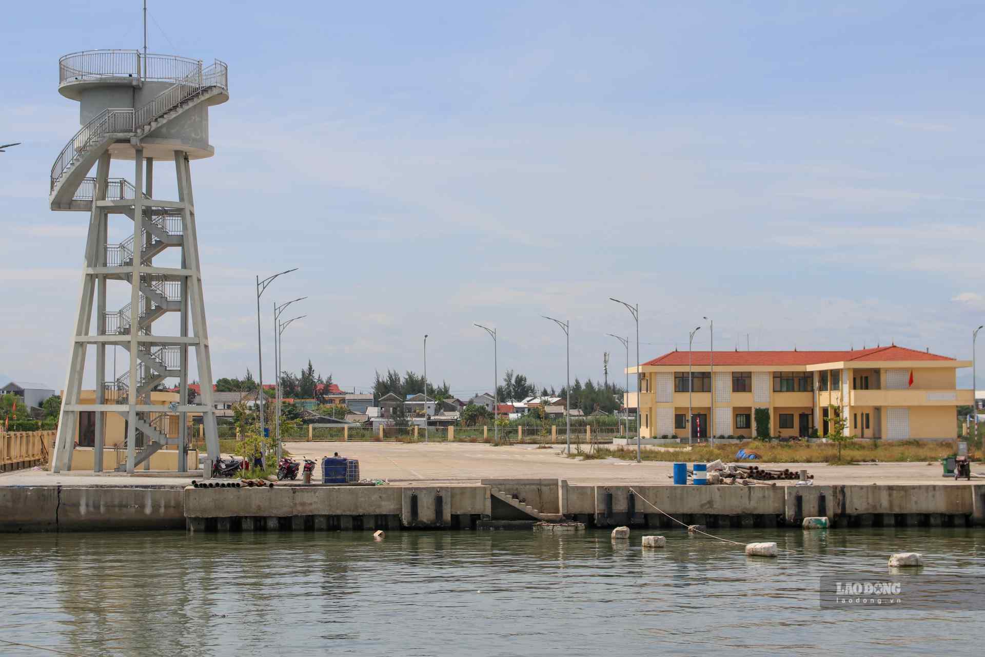 However, after taking over the port area, the Thua Thien Hue Fishing Port Management Board was slow to put the new Thuan An port into operation. The reason is said to be that the procedures for requesting the port opening announcement have not been completed.