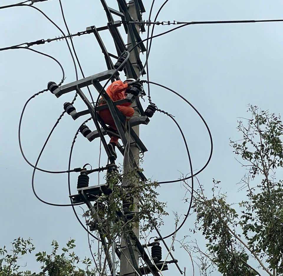 Nghe An Electricity staff support Quang Ninh to overcome the consequences of storm No. 3. Photo: Anh Tuan