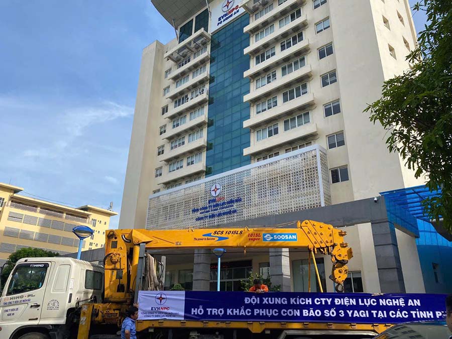 Đội xung kích Điện lực Nghệ An ra quân hỗ trợ các tỉnh phía Bắc. Ảnh: Anh Tuấn