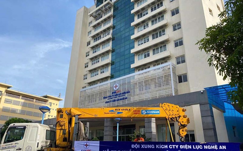 Đội xung kích Điện lực Nghệ An ra quân hỗ trợ các tỉnh phía Bắc. Ảnh: Anh Tuấn