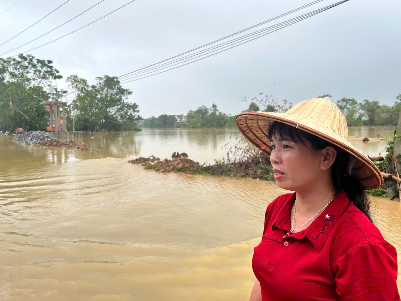 Chị Ý là một trong hàng trăm hộ tại thôn Nhân Lý, xã Nam Phương Tiến, huyện Chương Mỹ (Hà Nội) bị ảnh hưởng khi lũ sông Bùi dâng cao. Hôm nay, chị phải xin công ty nghỉ làm vì nhà cửa chưa yên.  