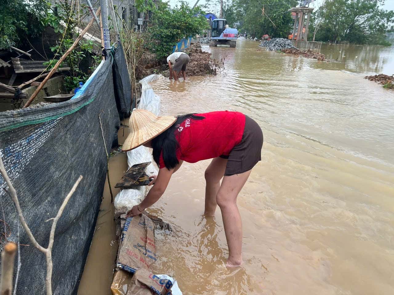 Vật liệu mà gia đình chị sử dụng để ngăn dòng nước lũ chỉ là những viên gạch, bao xi măng, túi ni lông,...