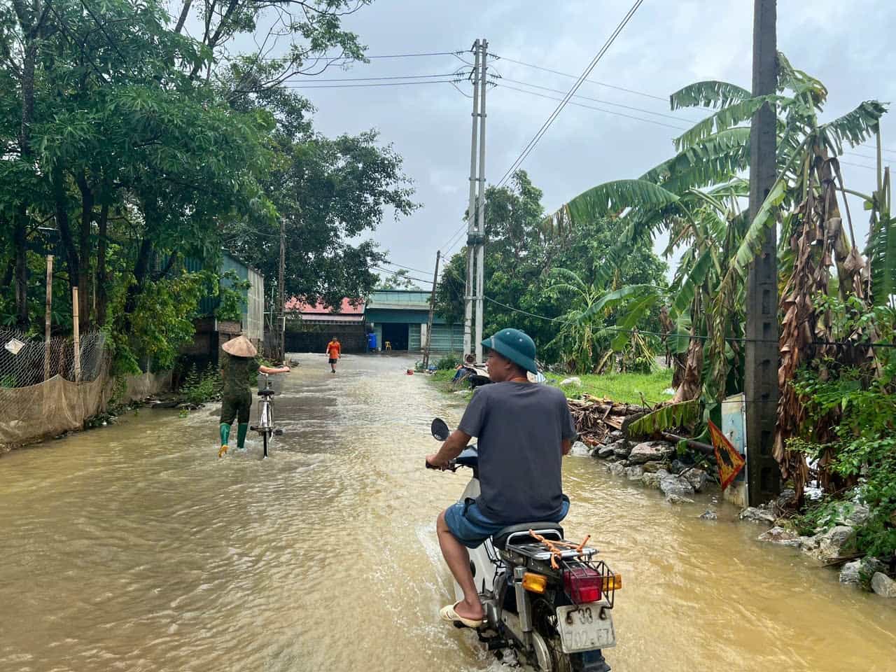 On September 10, the Bui River continued to rise, causing flooding in the floodplains of Nhan Ly village. The People's Committee of Chuong My said that they are currently focusing on responding to floods in the forests and the Bui River causing flooding in many communes.  