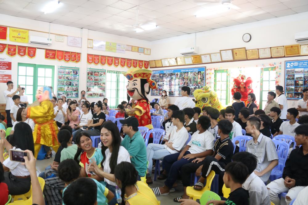 Các nghệ sĩ, diễn viên tham gia lễ trao giải Cánh diều vàng vui đón Trung thu cùng các em ở Làng trẻ SOS Nha Trang. Ảnh: Phương Linh