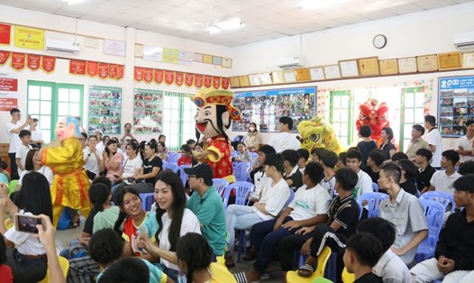 Các nghệ sĩ, diễn viên tham gia lễ trao giải Cánh diều vàng vui đón Trung thu cùng các em ở Làng trẻ SOS Nha Trang. Ảnh: Phương Linh