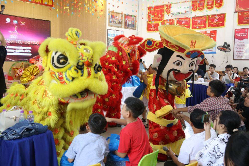 Artists participate in organizing an early Mid-Autumn Festival for children at SOS Children's Village Nha Trang. Photo: Phuong Linh