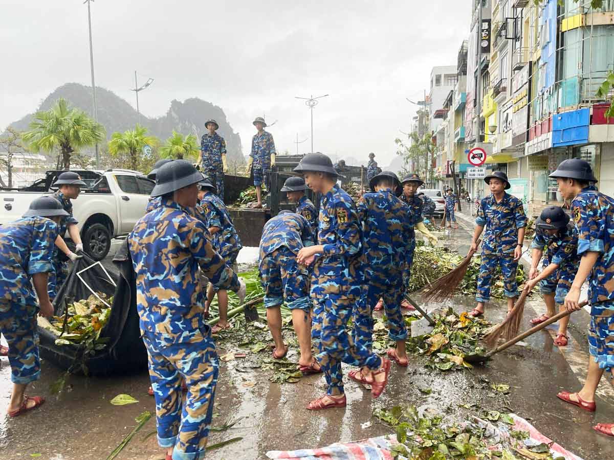 Cán bộ chiến sĩ Hải quân giúp chính quyền nhân dân TP Hạ Long, tỉnh Quảng Ninh khắc phục thiệt hại cơ bão số 3. Ảnh: Cổng TTĐT Hạ Long