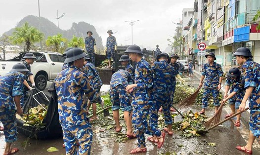 Cán bộ chiến sĩ Hải quân giúp chính quyền nhân dân TP Hạ Long, tỉnh Quảng Ninh khắc phục thiệt hại cơ bão số 3. Ảnh: Cổng TTĐT Hạ Long