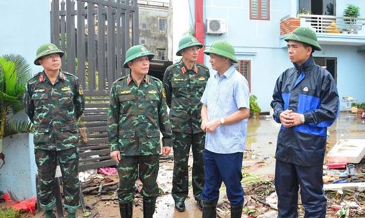 Đoàn công tác Bộ Quốc phòng đến kiểm tra, chỉ đạo công tác khắc phục hậu quả do bão số 3 gây ra ở Bắc Giang. Ảnh: Báo Quân đội Nhân dân