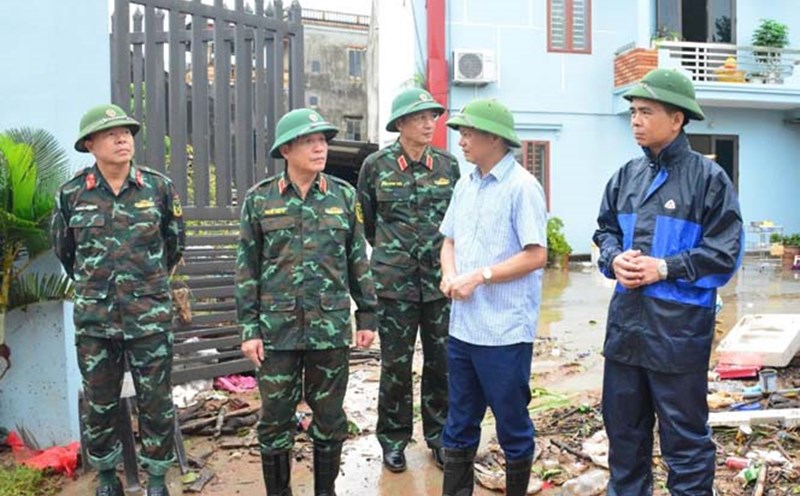 Đoàn công tác Bộ Quốc phòng đến kiểm tra, chỉ đạo công tác khắc phục hậu quả do bão số 3 gây ra ở Bắc Giang. Ảnh: Báo Quân đội Nhân dân