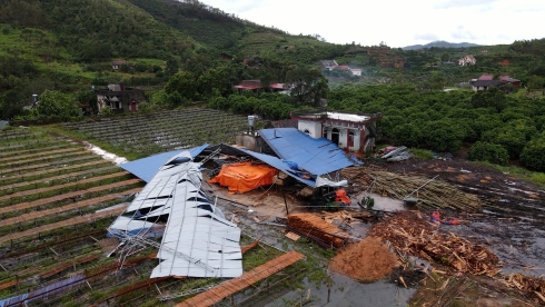 Mr. Nguyen Van Huan's 1000m2 factory completely collapsed after storm number 3.