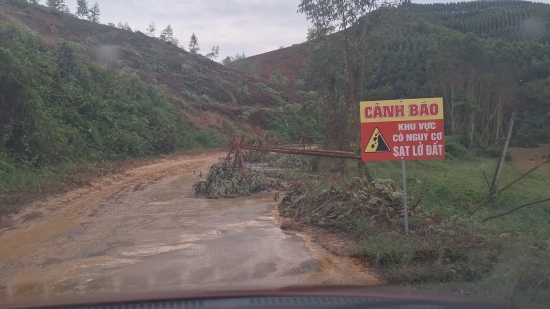 The entrance to the factories has been isolated, and there is a detour that is at high risk of landslides.