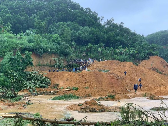 Các lực lượng chức năng tham gia tìm kiếm người mất tích sau vụ sạt lở đất. Ảnh: NDCC