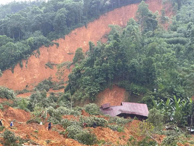 Scene of the landslide that left 9 people dead and missing in Luc Yen district.