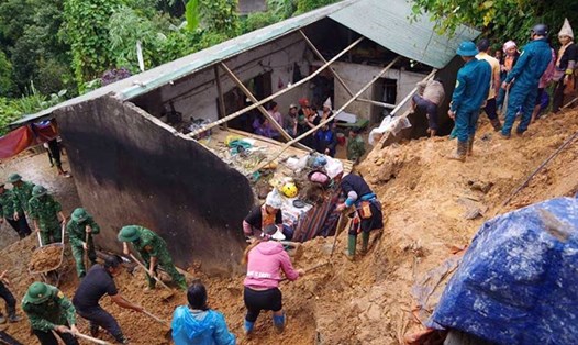Bộ đội Biên phòng Lai Châu giúp gia đình ông Tẩn Chỉn Niền, xã Sì Lở Lầu, huyện Phong Thổ khắc phục hậu quả mưa lũ sau bão số 3. Ảnh: Đức Duẩn