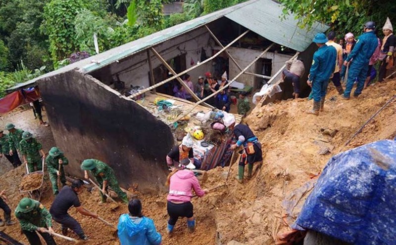 Bộ đội Biên phòng Lai Châu giúp gia đình ông Tẩn Chỉn Niền, xã Sì Lở Lầu, huyện Phong Thổ khắc phục hậu quả mưa lũ sau bão số 3. Ảnh: Đức Duẩn