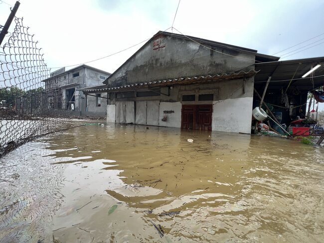 Ngập lụt kéo dài đã ảnh hưởng tiêu cực tới cuộc sống, sinh hoạt hằng ngày của hàng ngàn người dân tại huyện Chương Mỹ (Hà Nội) trong những ngày qua. Ảnh: Cường Ngô