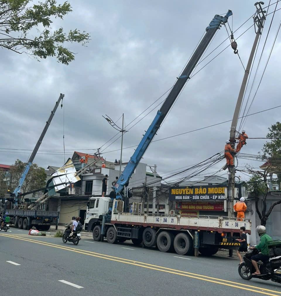 Typhoon Yagi severely damaged the power grid in Quang Ninh. Photo: Quang Ninh Electricity Company