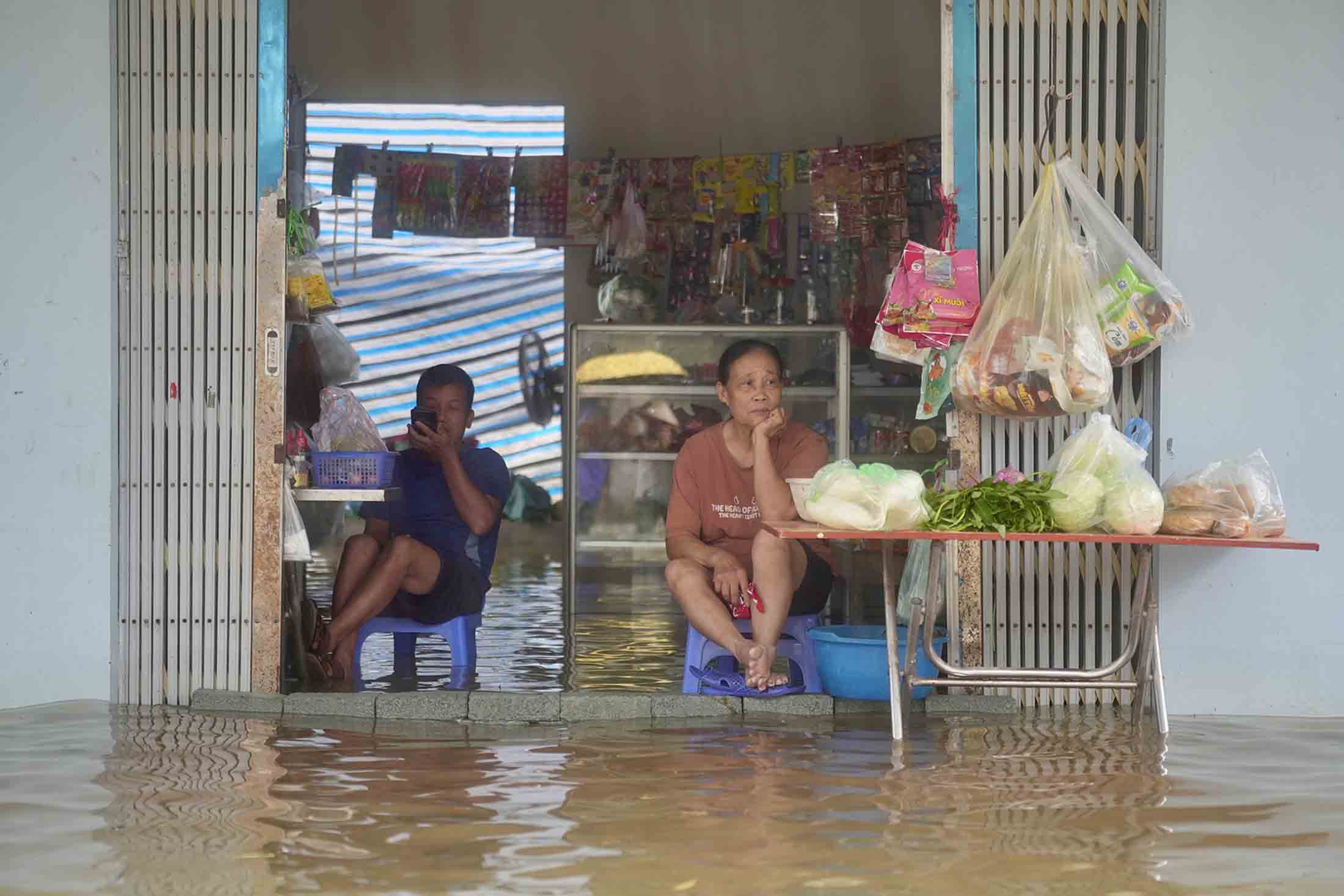 Nước tràn vào nhà người dân xóm Bến Vôi (Quốc Oai, Hà Nội). Ảnh: Hữu Chánh